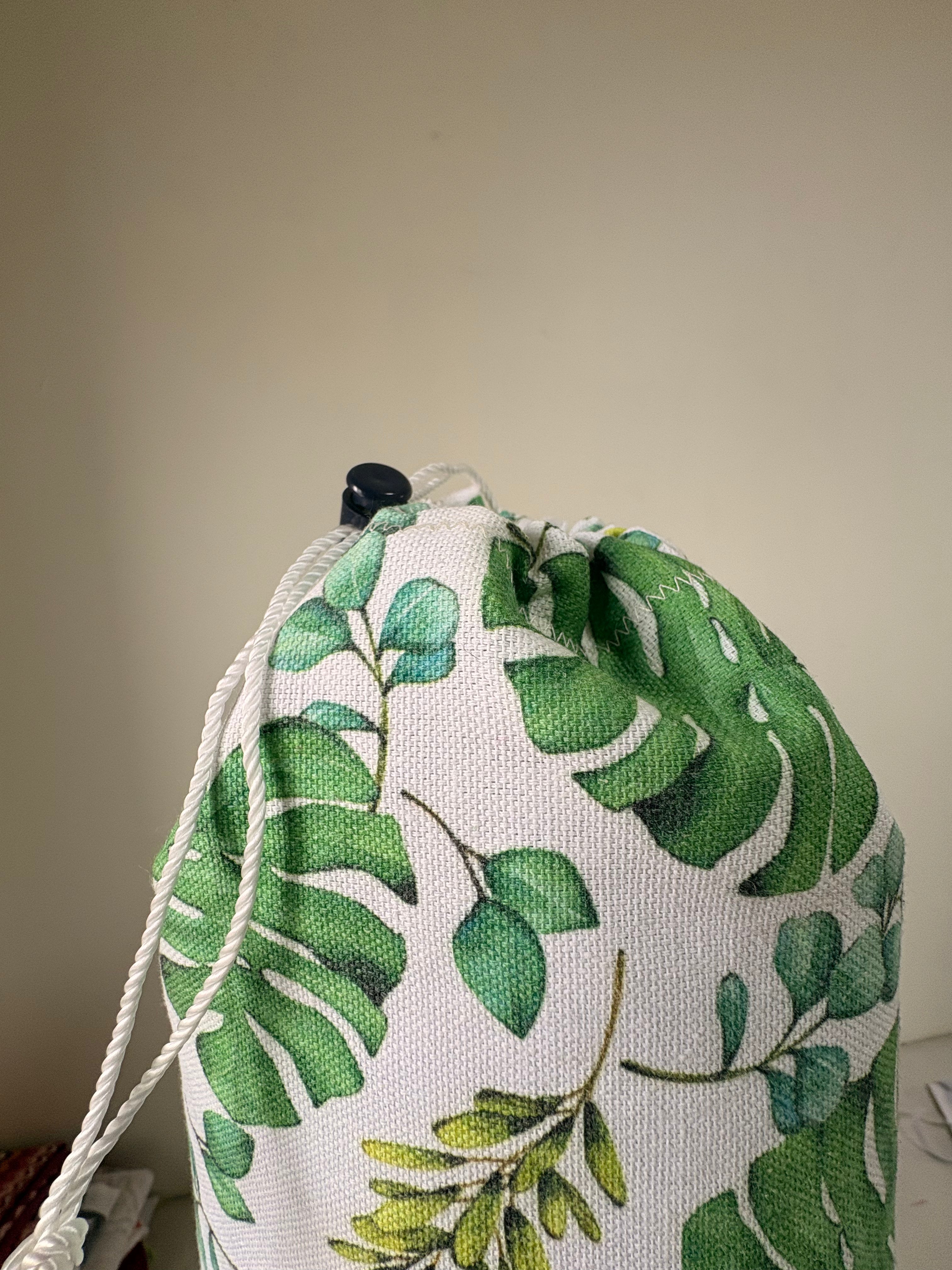 Detalle del bolso PortMat con estampado de hojas - calidad artesanal premium para yoga