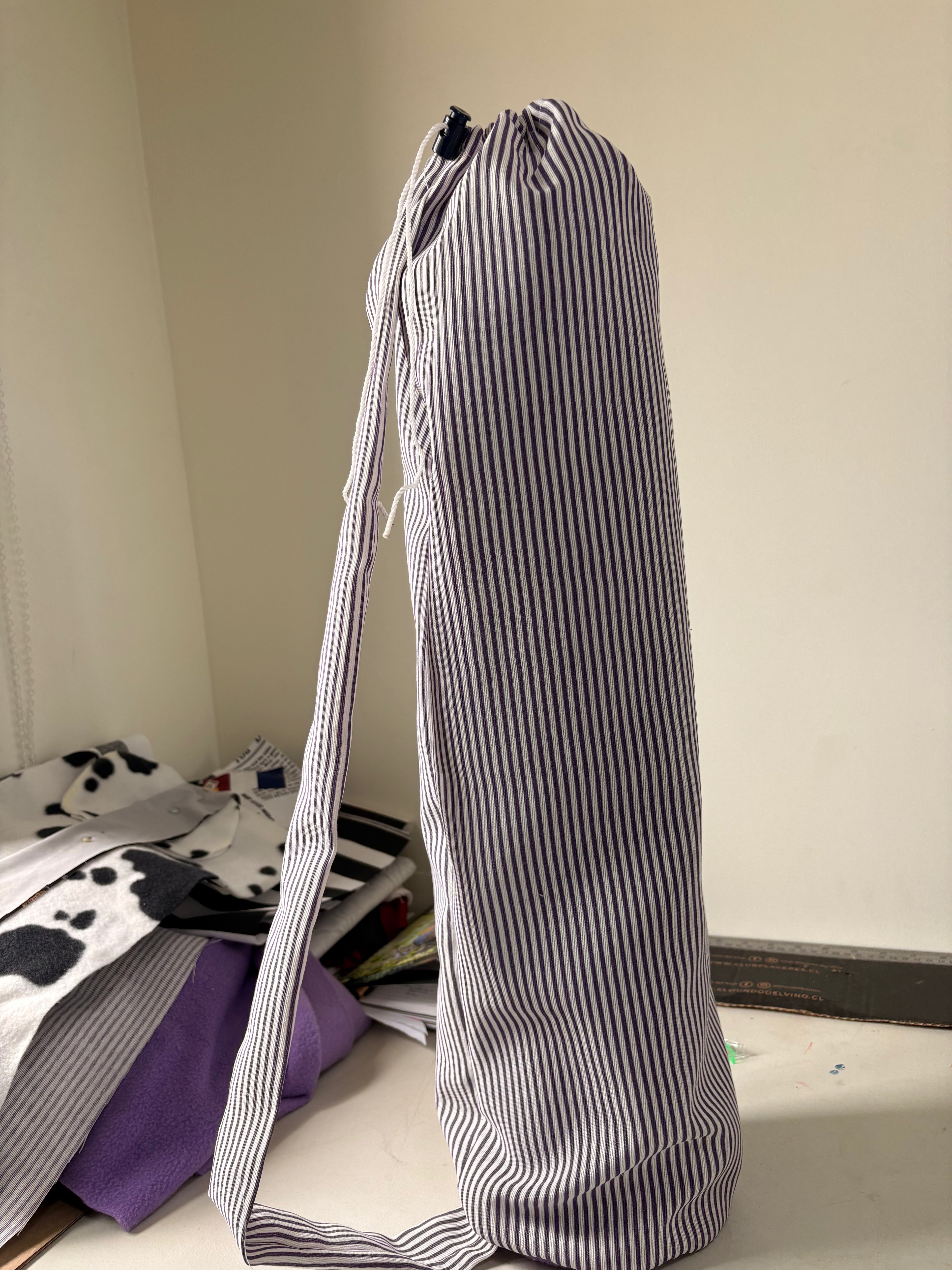 Bolso artesanal para yoga PortMat diseño lineal blanco y lila - hecho a mano en Chile por Taller Küyen
