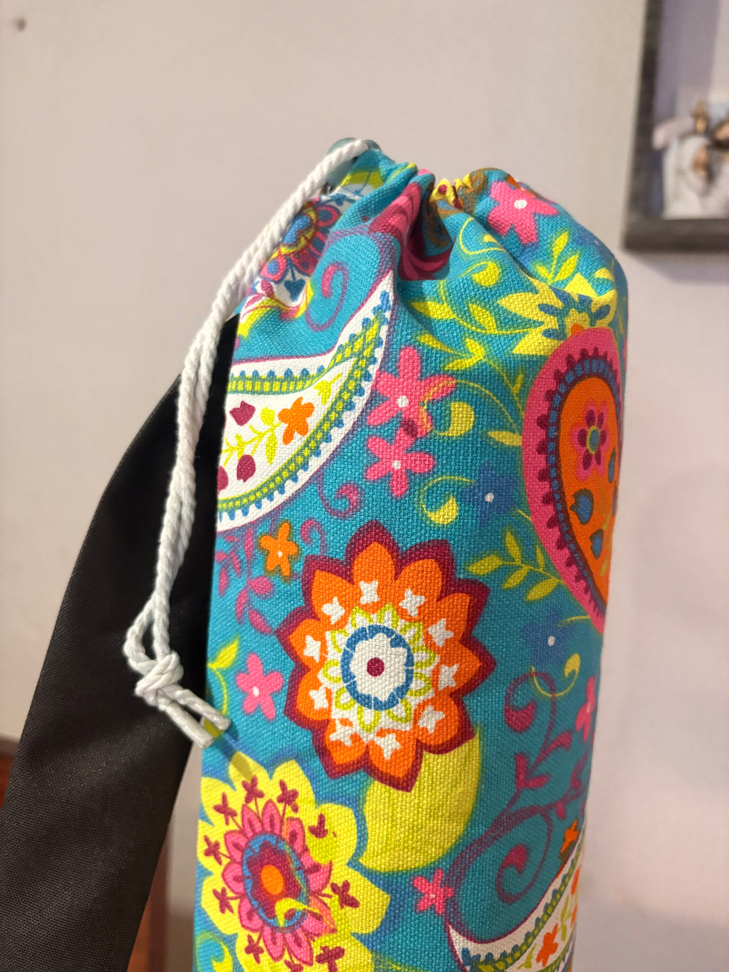 Detalle del bolso PortMat Colección Prisma con colores turquesa amarillo y negro - calidad artesanal premium